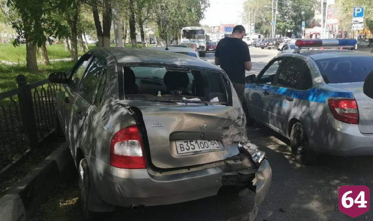 В Саратове водитель грузовика уходил от столкновения и протаранил легковушку