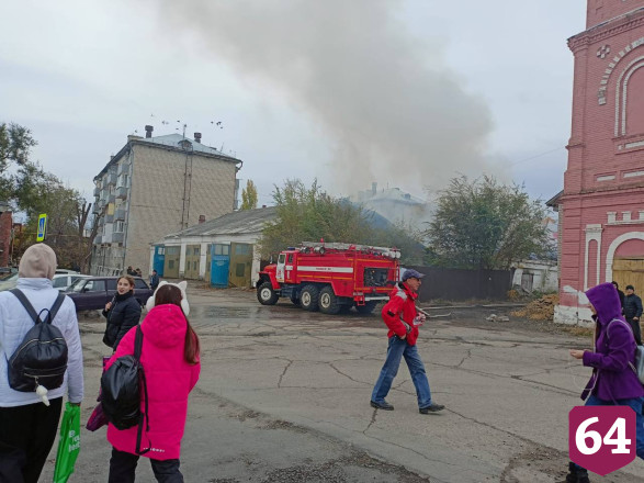 Огонь уничтожил контору бывшей пожарной части под Саратовом