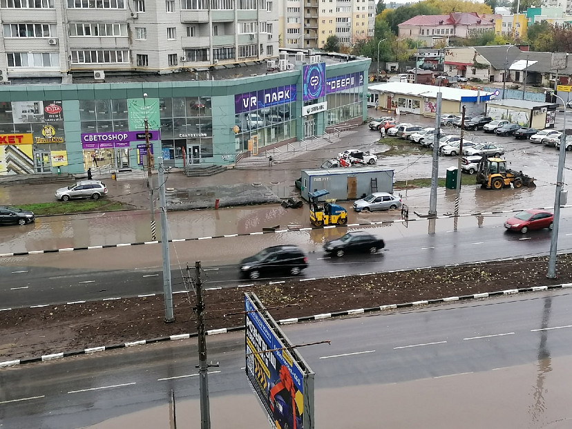 Центральную улицу Энгельса затопили дождевые воды