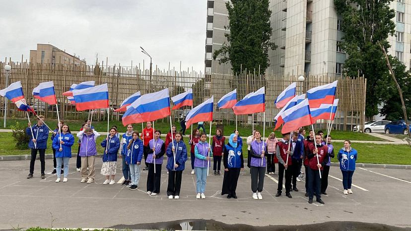 В Саратове накануне Дня России прошел патриотический флешмоб