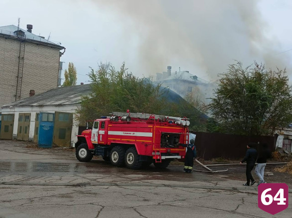 Огонь уничтожил контору бывшей пожарной части под Саратовом