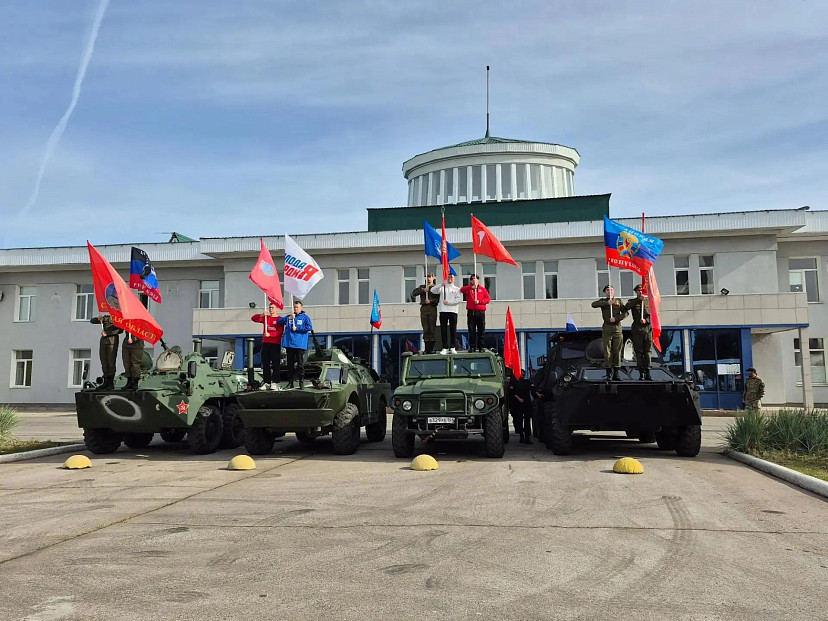 В Саратове День воссоединения новых территорий с Россией отметили бронепробегом 