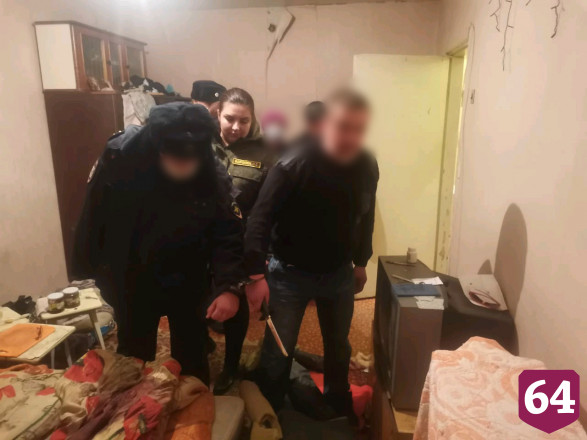 Мужчина показал на манекене, как убивал сожителей на глазах свидетелей