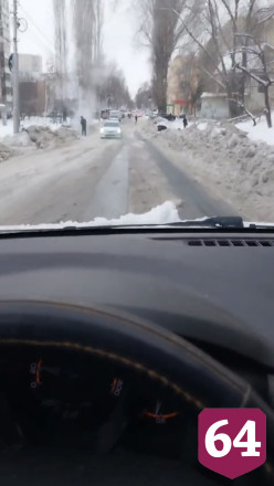 Автомобилисты пожаловались на ледяную кашу в центре Саратова