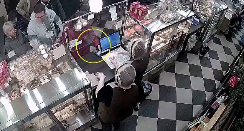В Саратове женщина расплатилась чужой картой за суши и выпечку