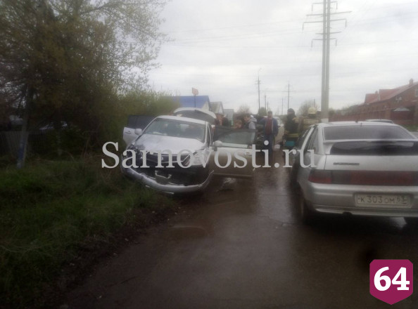 Автоледи на кроссовере покалечилась в ДТП под Саратовом