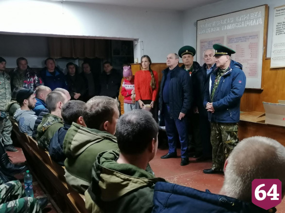 Мобилизованных саратовцев на проводах благословляли священники и имамы