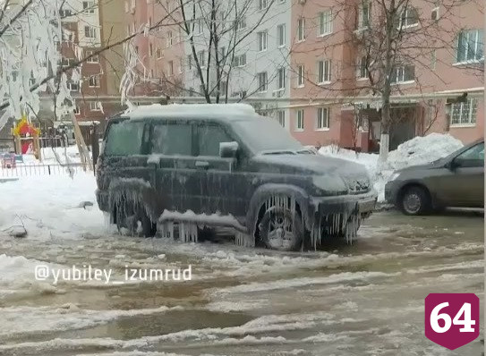 Коммунальщиков обязали освободить вмерзшие в лед машины в Саратове