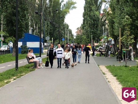 Жители Саратова проводят вечер на прогулках без масок