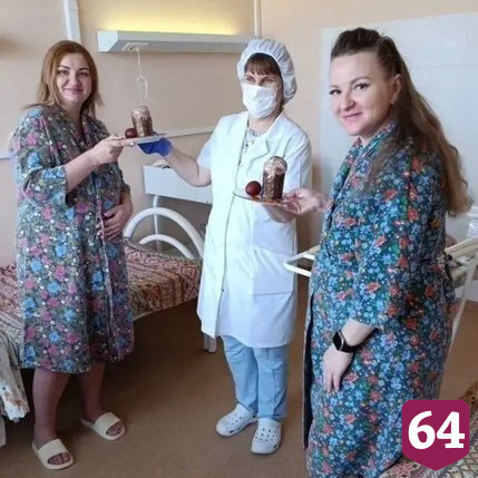 На Пасху пациенток саратовского роддома угощали куличами 