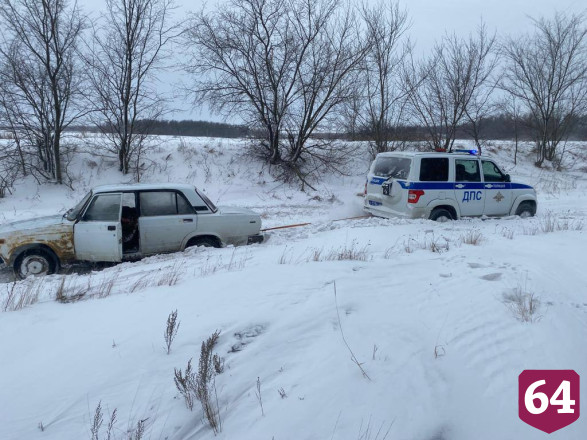 Под Саратовом сотрудники ГИБДД вытащили «Жигули» из снежного плена