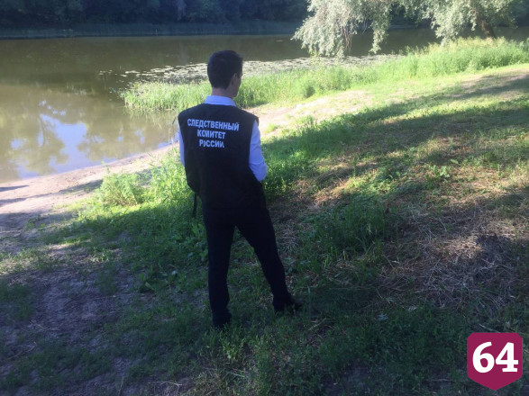 Водолазы вытащили труп мужчины из реки под Саратовом