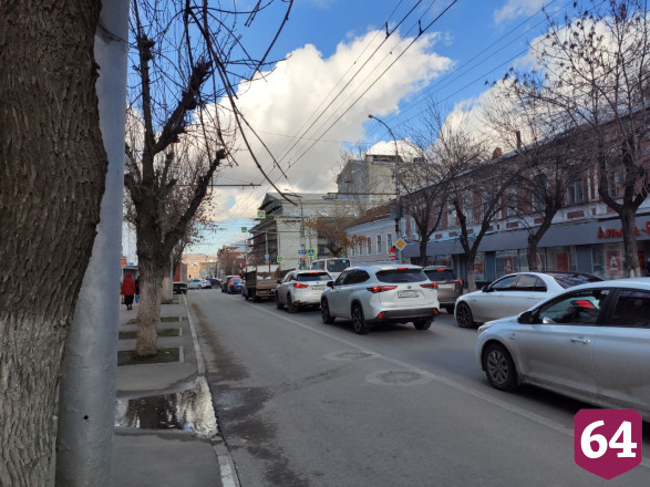 В центре Саратова иномарки не поделили перекресток 