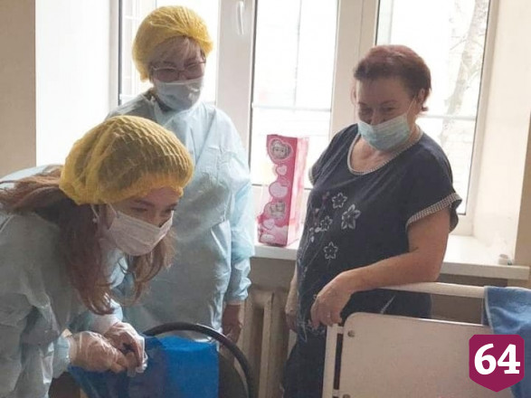 Выброшенным матерью из окна девочкам помогают психологи 