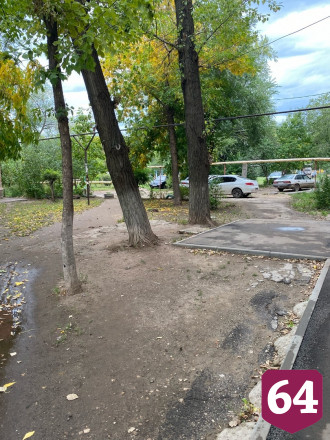 Жители попросили отремонтировать разбитую дорожку к школе