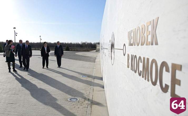 Владимир Путин оставил автограф в книге почетных гостей Парка покорителей космоса