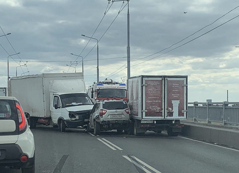 ДТП парализовало движение на мосту «Саратов - Энгельс»