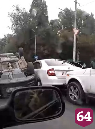 При столкновении 4 автомобилей иномарка опрокинулась на крышу