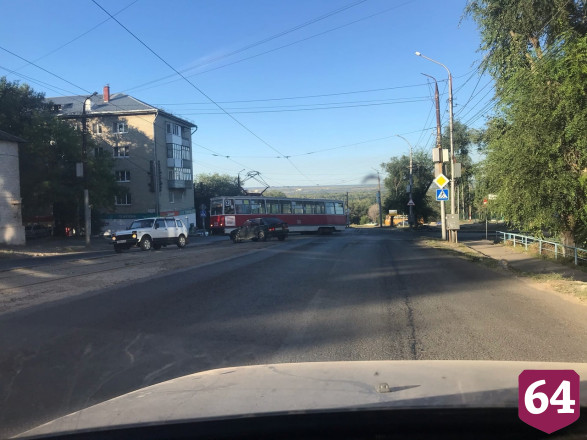 В Саратове трамвай сошел с рельсов и протаранил внедорожник