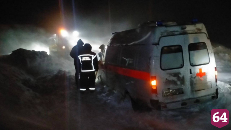 Спасатели вытащили из снежного заноса скорую помощь с пациентом
