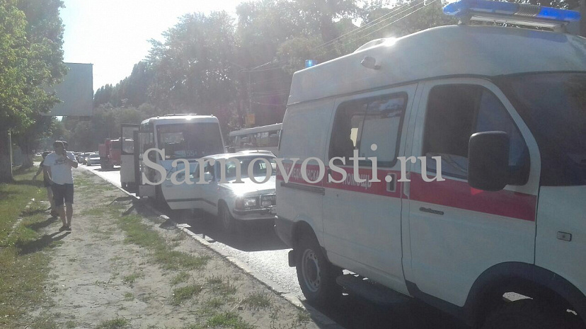 В Саратове пассажирка маршрутки травмировалась в ДТП с «Волгой»