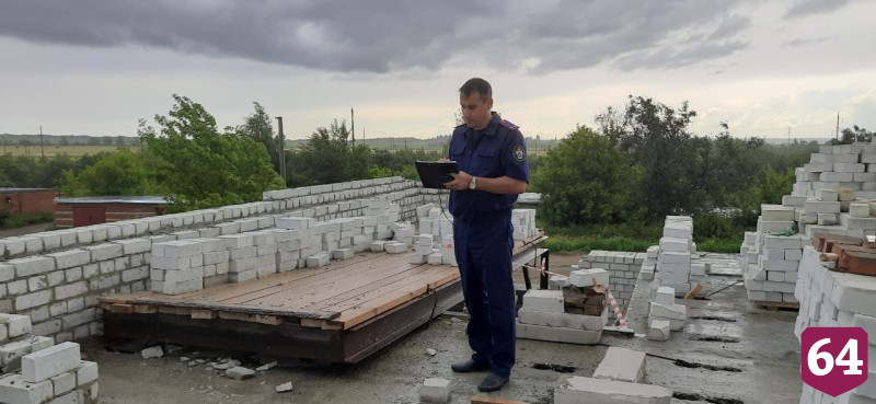 Мужчине оторвало руку при опрокидывании автокрана под Саратовом