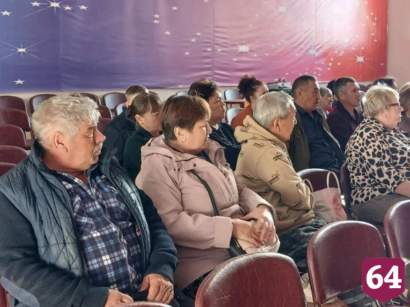 Вице-губернатор обсудил с жителями развитие Александрово-Гайского района