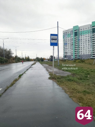 Жители Саратова мокнут под дождем в ожидании маршрутки