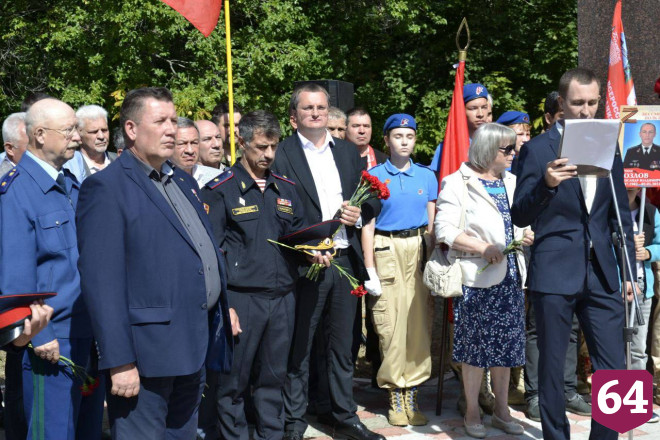В память о жертвах терроризма в небо выпустили белые шары