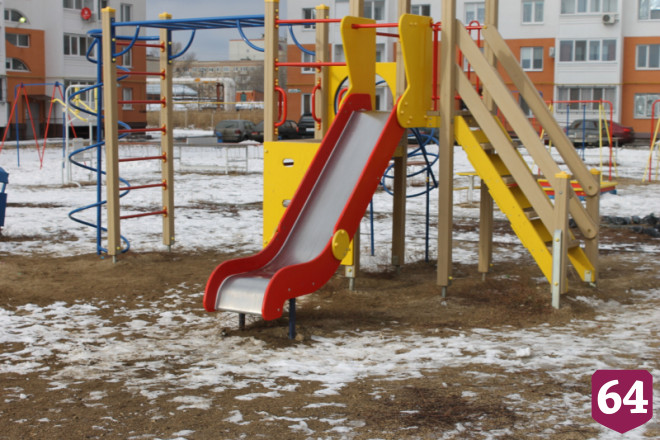 В Энгельсе дети играют на площадке рядом с вырванными из земли качелями