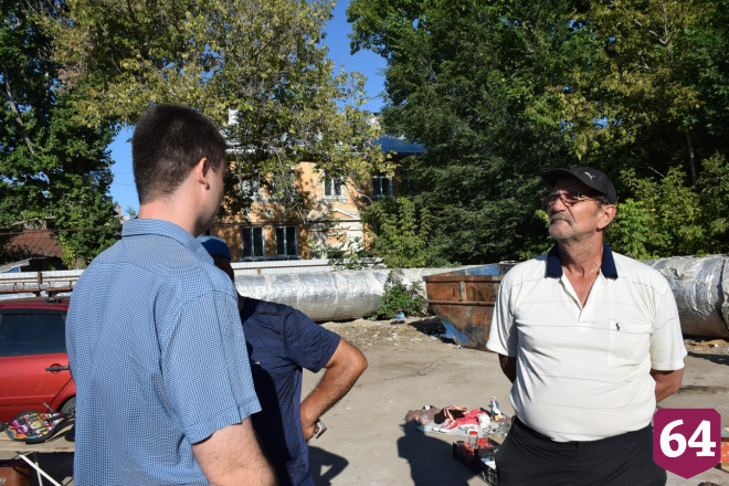Чиновники с полицейскими пытались разогнать стихийный рынок в Саратове 