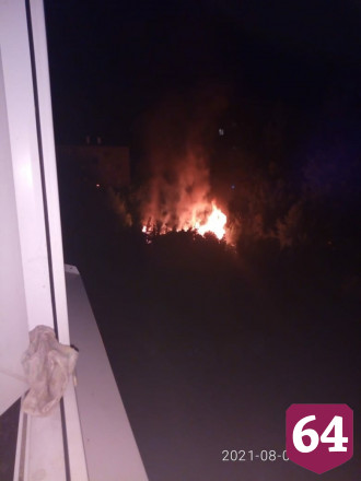 Ночной пожар у горпарка уничтожил нежилой дом