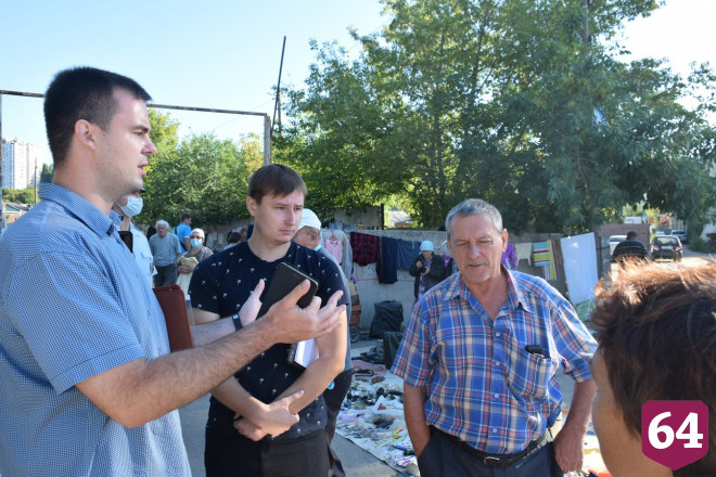 Чиновники с полицейскими пытались разогнать стихийный рынок в Саратове 