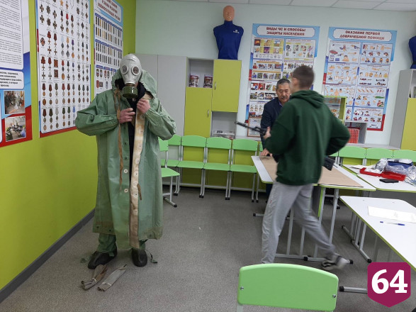 Под Саратовом школьники учатся стрелять и перевязывать раны
