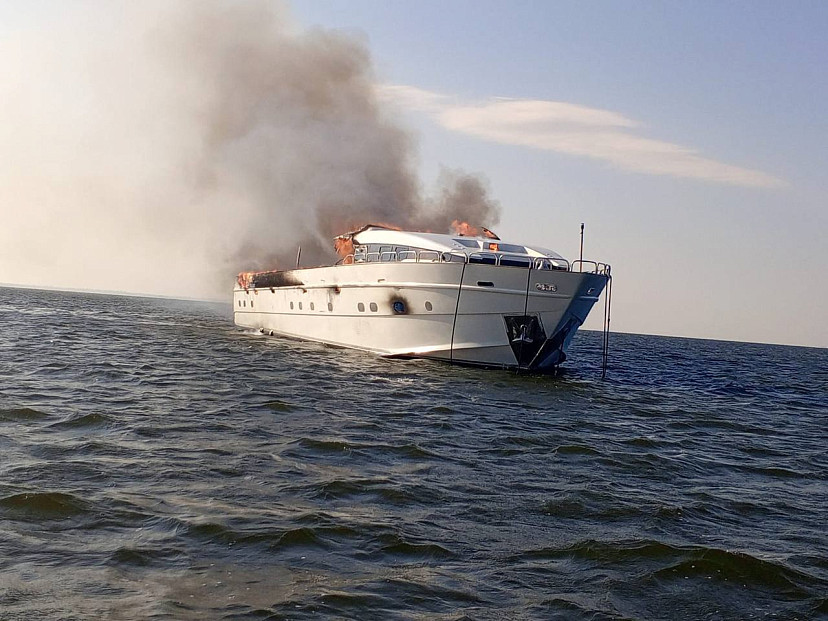 На Волге в Саратовской области горела яхта «Мечта»