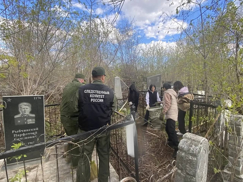 Следователи убирались на кладбищах Саратова и Энгельса
