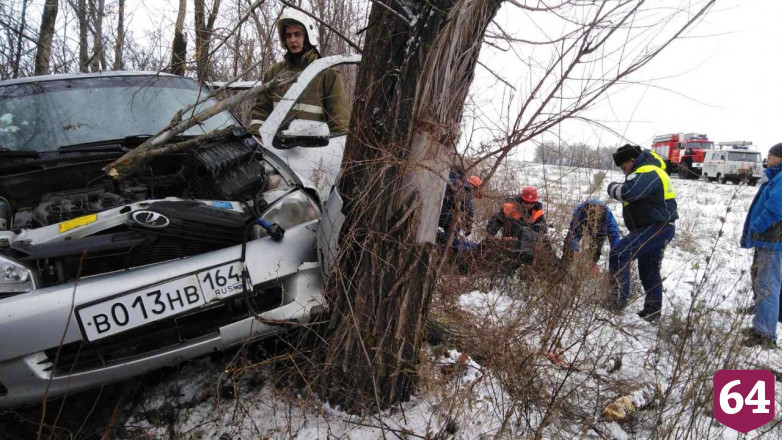 Под Саратовом трое мужчин покалечились в вылетевшей в кювет «Приоре»