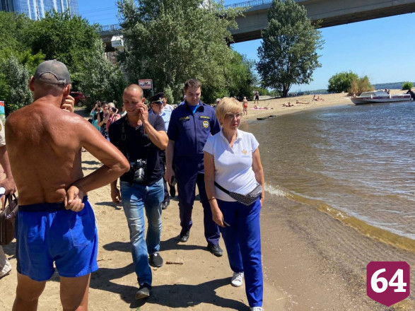 На диком пляже школьницы устроили ныряния в Волгу с трубы 