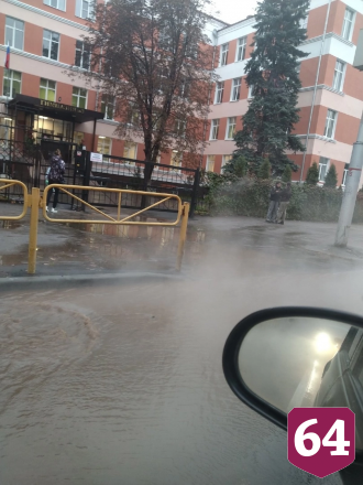 В центре Саратова водитель иномарки провалился в яму с кипятком 