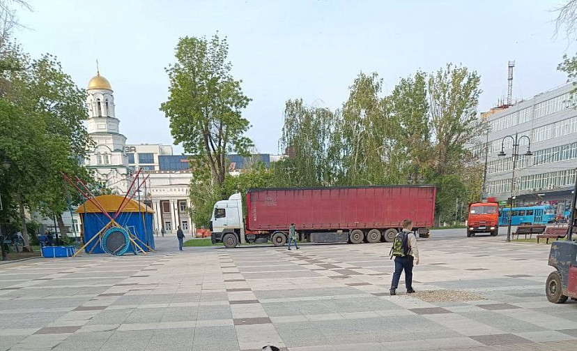 В центре Саратова на пешеходной зоне заметили многотонные фуры 