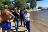 На диком пляже школьницы устроили ныряния в Волгу с трубы 