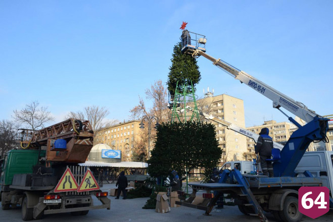 В Саратове на Театральной площади начали устанавливать елку 