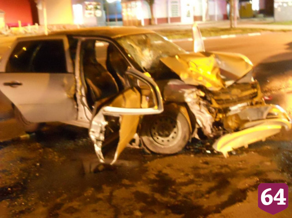 В лобовом столкновении легковушек под Саратовом покалечились трое