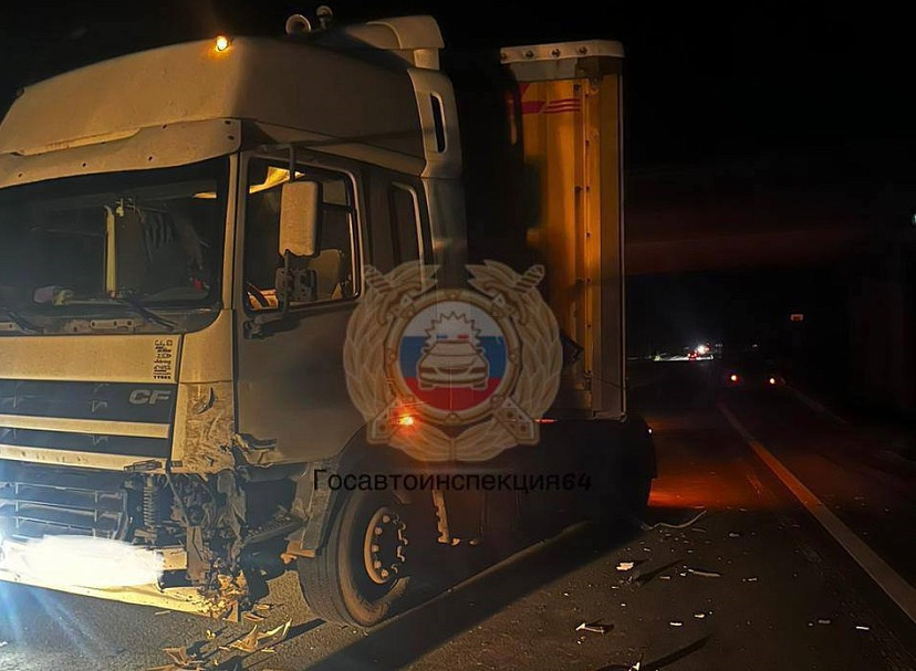 В Саратове мужчина травмировался в аварии с фурой