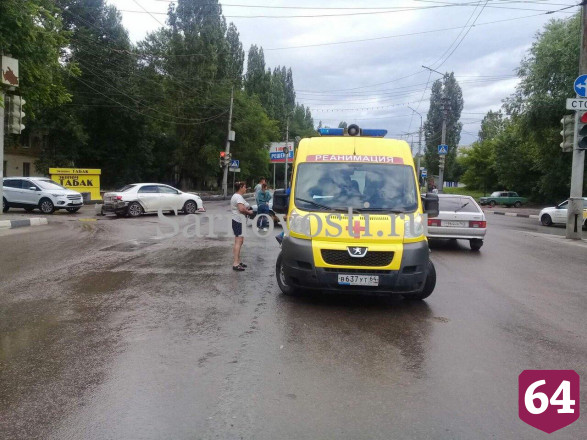 Женщины повредили ноги в ДТП на Московском шоссе