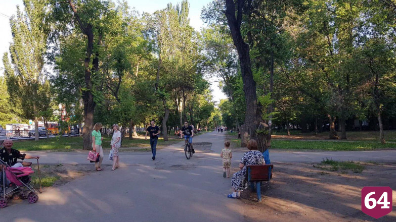 Саратовцы из группы риска продолжают гулять без масок