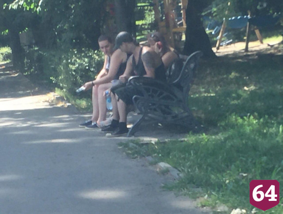 Жители Саратова гуляют по набережной без масок