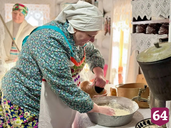 Саратовцы варили кашу и пели под гармонь около единственной деревянной мельницы