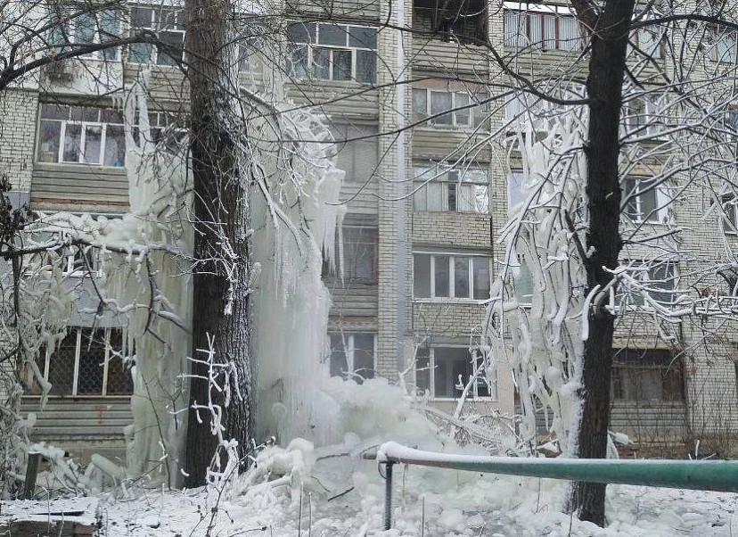 В саратовском дворе появились коммунальные «ледяные скульптуры»