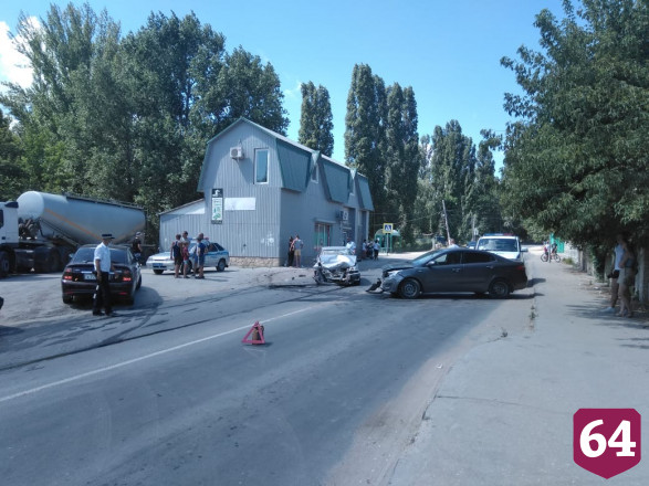 Уснувший водитель «Лады» протаранил иномарку у автобусной остановки